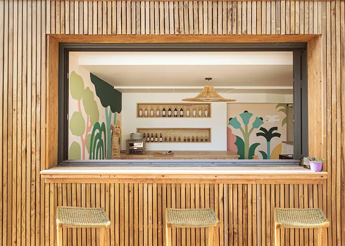 Hôtel les jardins du canal - piscine chauffée à 28 degrés - parking gratuit - garage - bornes électriques - accueil vélos et motos - kids friendly-solaire ecoresponsable